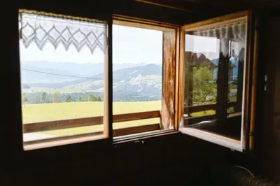 Ein allgemeiner Bergblick oder ein Berglick von des Bauernhofs aus