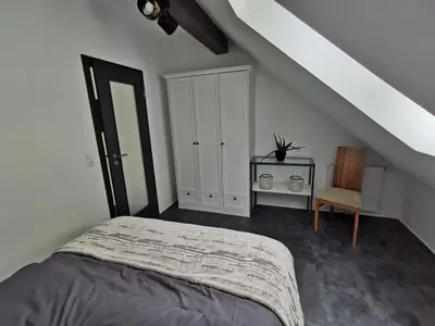Ein Bett oder Betten in einem Zimmer der Unterkunft Skyline klimatisierte Dachgeschoss-Wohnung in Dornbirn mit Blick ins Rheintal