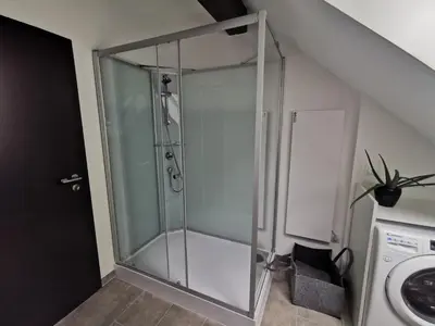 Ein Badezimmer in der Unterkunft Skyline klimatisierte Dachgeschoss-Wohnung in Dornbirn mit Blick ins Rheintal