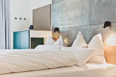 Ein Bett oder Betten in einem Zimmer der Unterkunft HOTEL BLAUE ROSE -digital check in-