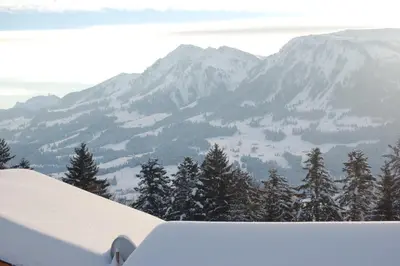 Ein allgemeiner Bergblick oder ein Berglick von des Ferienhauses aus