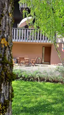 Ein Garten an der Unterkunft Baers Mountain Stay Außerbraz