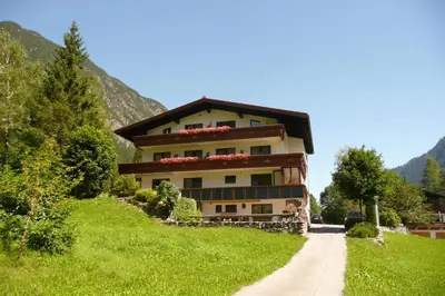 Ein allgemeiner Bergblick oder ein Berglick von der Pension aus