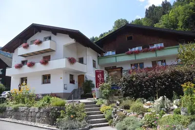 Das Gebäude in dem sich die Pension befindet