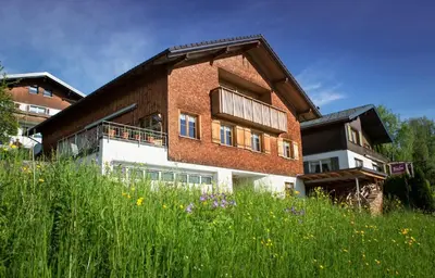 Ein Garten an der Unterkunft Haus Elfriede