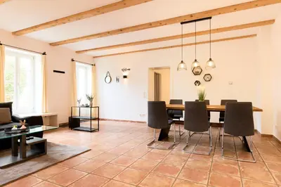 Ein Sitzbereich in der Unterkunft Stilvolle Gartenterrassenwohnung mitten in Bregenz in Seenähe