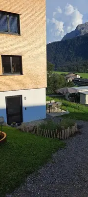 Ein allgemeiner Bergblick oder ein Berglick von des Bauernhofs aus