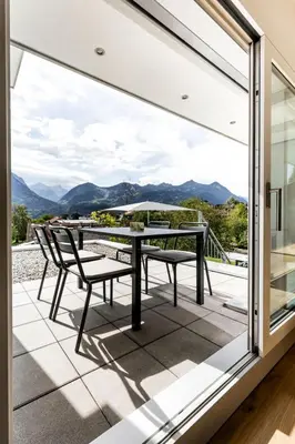 Ein allgemeiner Bergblick oder ein Berglick von der Ferienwohnung aus