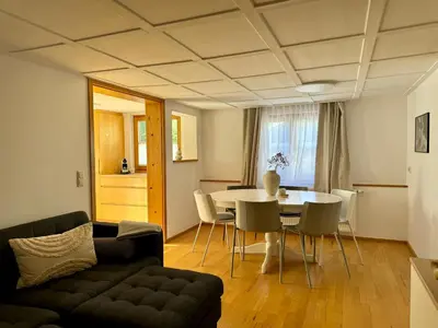 Ein Sitzbereich in der Unterkunft Charmantes Bauernchalet Alois
