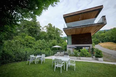 Ein Garten an der Unterkunft Design Studio Bergisel - KLIMATISIERT