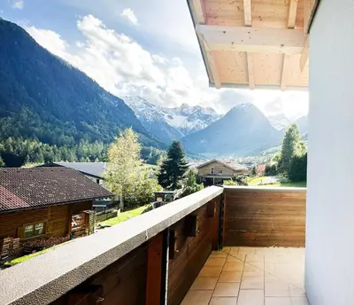 Ein allgemeiner Bergblick oder ein Berglick von der Pension aus