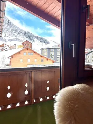Ein allgemeiner Bergblick oder ein Berglick von des Bed & Breakfasts aus