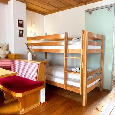 Ein Bett oder Betten in einem Zimmer der Unterkunft Haus Wallis by stayFritz - Ski-In Ski-Out Zimmer 'garni' am Arlberg