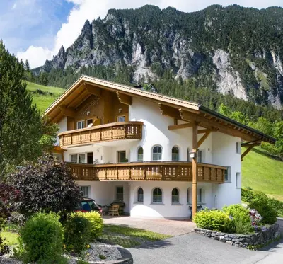 Ein allgemeiner Bergblick oder ein Berglick von der Ferienwohnung aus