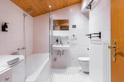 Ein Badezimmer in der Unterkunft homy Alpine Deluxe Chalet in St Anton im Montafon