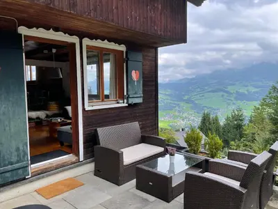 Ein allgemeiner Bergblick oder ein Berglick von des Ferienhauses aus