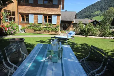Ein allgemeiner Bergblick oder ein Berglick von der Ferienwohnung aus