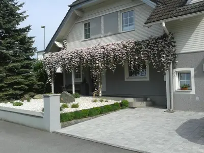 Ein Garten an der Unterkunft Ferienwohnung Grienwald