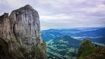 Ein allgemeiner Bergblick oder ein Berglick von des Ferienhauses aus