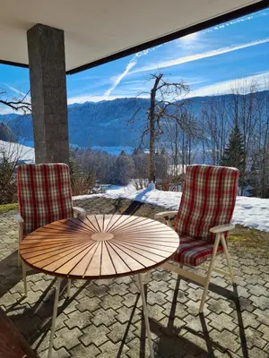 Ein allgemeiner Bergblick oder ein Berglick von des Ferienhauses aus