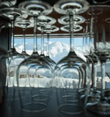Ein allgemeiner Bergblick oder ein Berglick von des Aparthotels aus