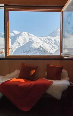 Ein allgemeiner Bergblick oder ein Berglick von des Aparthotels aus
