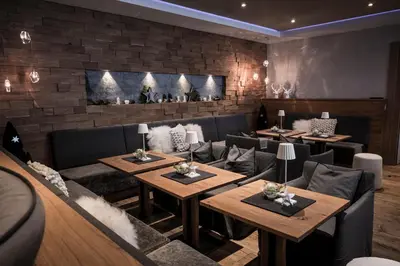 Ein Sitzbereich in der Unterkunft Verwöhn-Wellnesshotel Walserhof