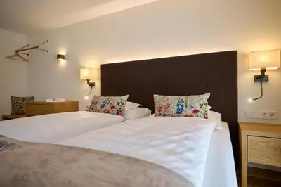 Ein Bett oder Betten in einem Zimmer der Unterkunft Hotel Garni Schneider