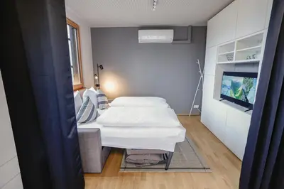 Ein Bett oder Betten in einem Zimmer der Unterkunft Penthousewohnung mit Bergblick - klimatisiert