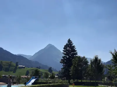 Ein allgemeiner Bergblick oder ein Berglick von des Ferienhauses aus