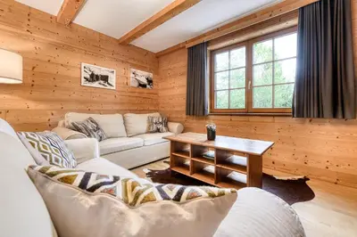Ein Sitzbereich in der Unterkunft Chalet Tschengla