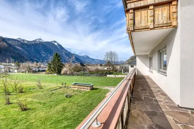 Ein allgemeiner Bergblick oder ein Berglick von des Ferienhauses aus