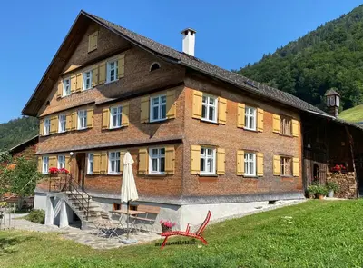 Das Gebäude in dem sich das Ferienhaus befindet
