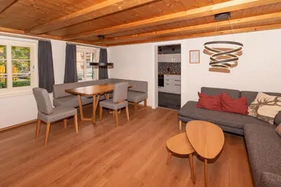 Ein Sitzbereich in der Unterkunft Crimson Cottage Apartments
