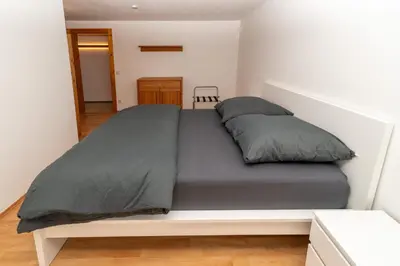 Ein Bett oder Betten in einem Zimmer der Unterkunft Crimson Cottage Apartments