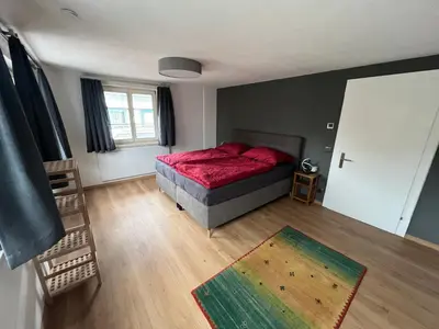 Ein Bett oder Betten in einem Zimmer der Unterkunft Crimson Cottage Apartments