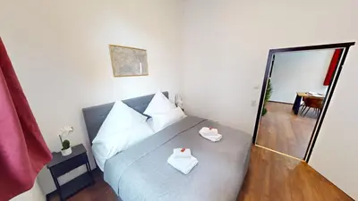 Ein Bett oder Betten in einem Zimmer der Unterkunft CROWN LIVING Design Loft Lustenau - Loft mit Küche, Bibliothek und Gartensitzplatz, grenznah gelegen