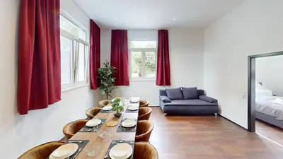 Ein Sitzbereich in der Unterkunft CROWN LIVING Design Loft Lustenau - Loft mit Küche, Bibliothek und Gartensitzplatz, grenznah gelegen
