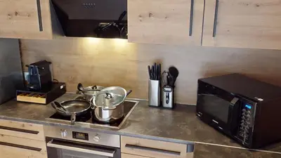 Küche/Küchenzeile in der Unterkunft CROWN LIVING Design Loft Lustenau - Loft mit Küche, Bibliothek und Gartensitzplatz, grenznah gelegen