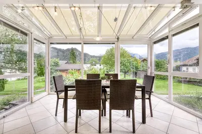 Ein allgemeiner Bergblick oder ein Berglick von des Ferienhauses aus