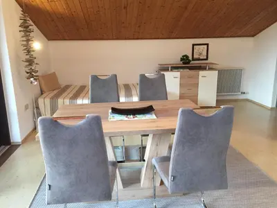 Ein Sitzbereich in der Unterkunft Ferienwohnung Heidegger
