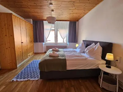Ein Bett oder Betten in einem Zimmer der Unterkunft Zeitlose Altbauwohnung Bregenz am See