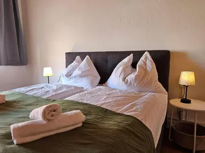 Ein Bett oder Betten in einem Zimmer der Unterkunft Zeitlose Altbauwohnung Bregenz am See