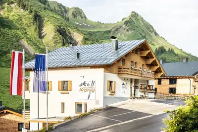 Ein allgemeiner Bergblick oder ein Berglick von des Gasthauses aus
