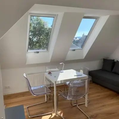 Dachwohnung im Villenviertel