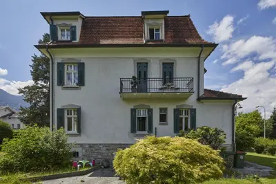 Das Gebäude in dem sich das Privatzimmer befindet