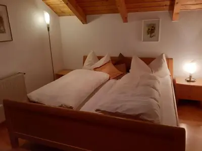 Ein Bett oder Betten in einem Zimmer der Unterkunft Vermiete ein Doppelzimmer in einem Holzhaus