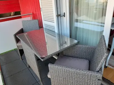 Ein Sitzbereich in der Unterkunft Vermiete ein Doppelzimmer in einem Holzhaus