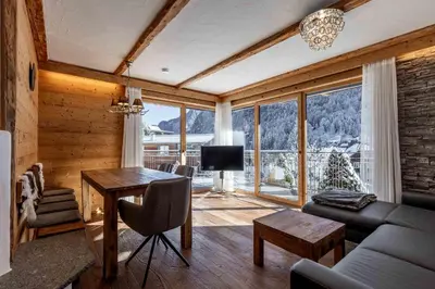 Ein Sitzbereich in der Unterkunft Uralp Royal mit Terrasse