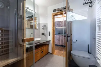 Ein Badezimmer in der Unterkunft Uralp Royal mit Terrasse